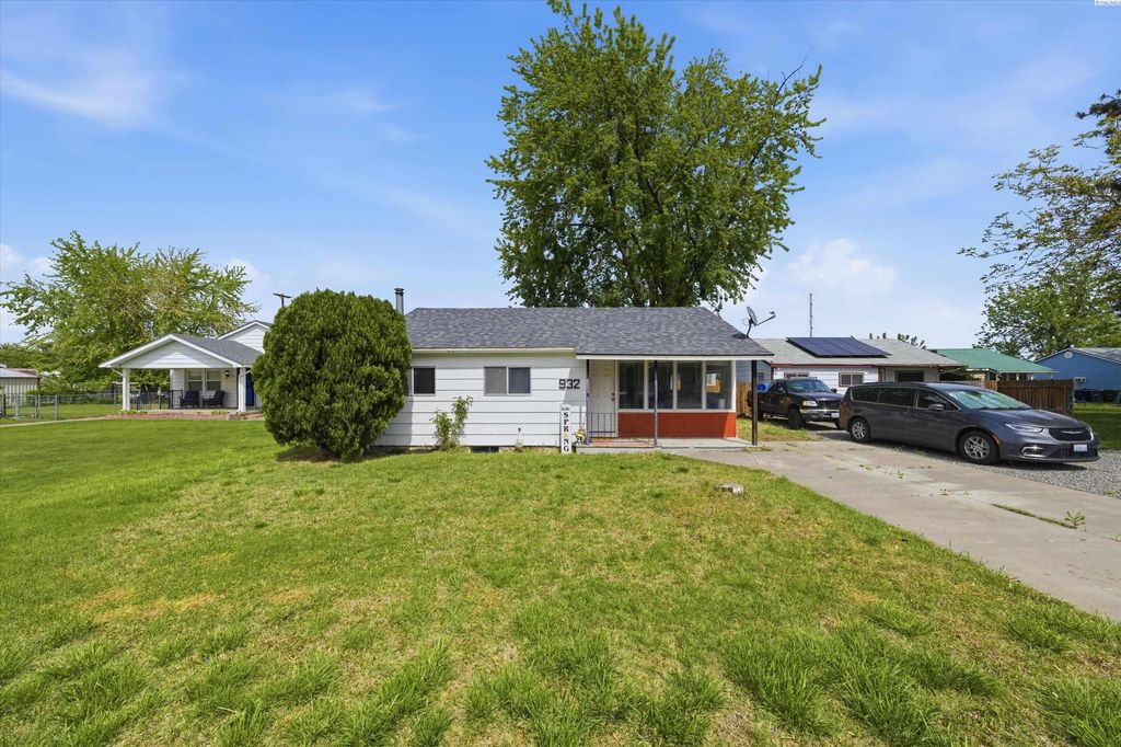Photo of 932 Sanford Ave, Richland, WA 99352 (MLS # 292442)