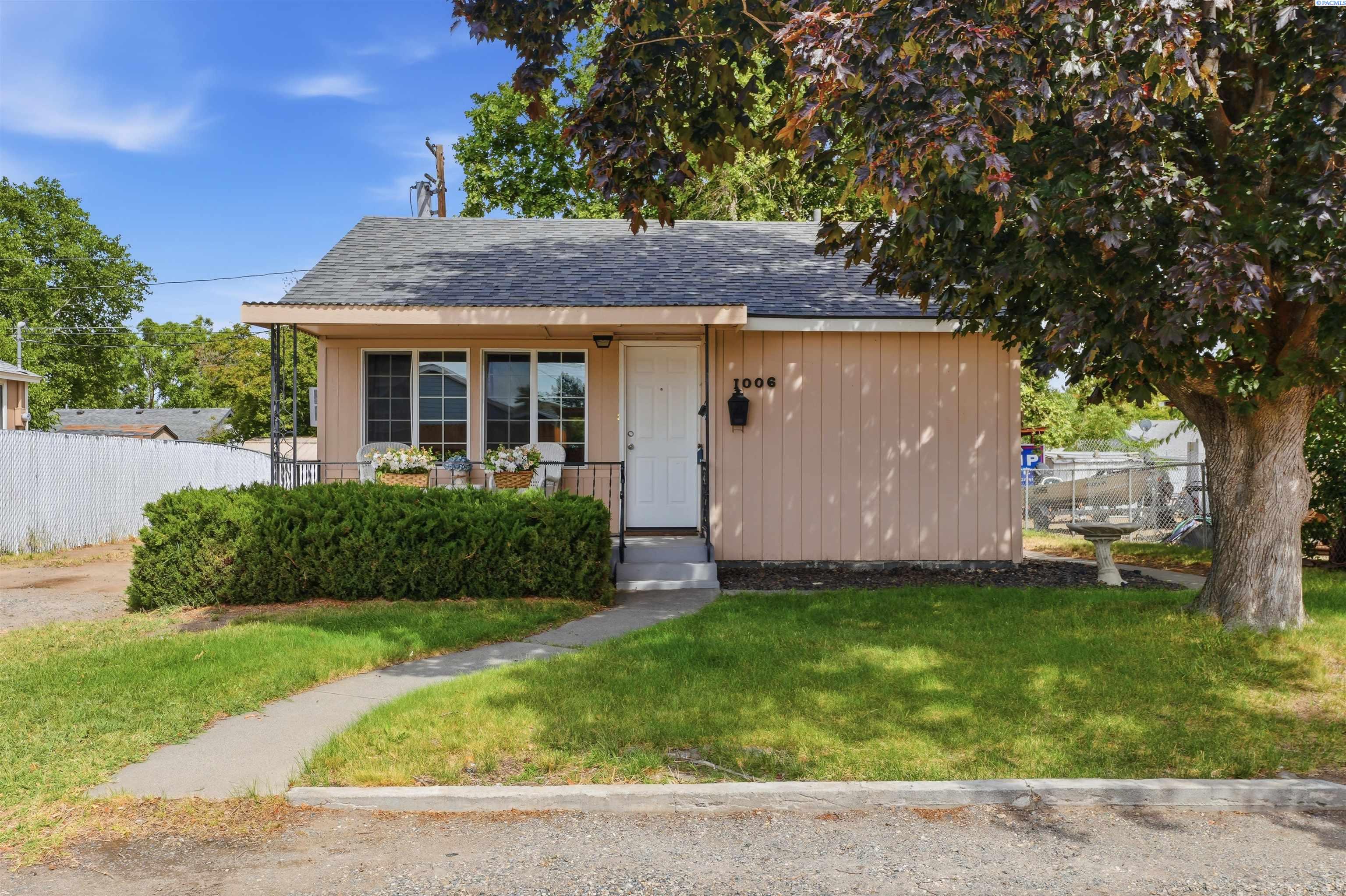 Photo 1 of 17 — 1006 Winslow Ave, Richland, WA 99354