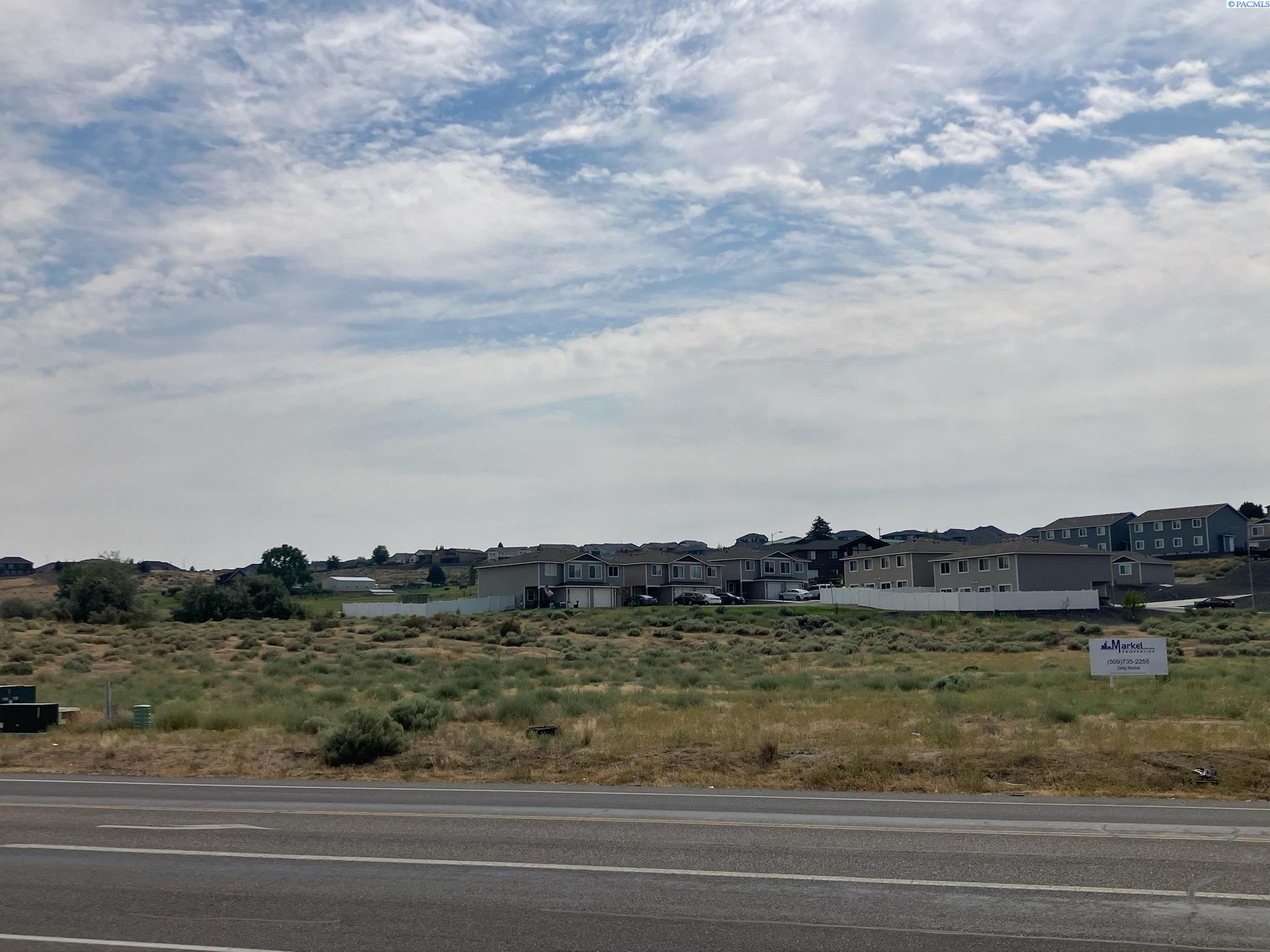 Photo 1 of 8 — 140 Belmont Blvd, West Richland, WA 99353
