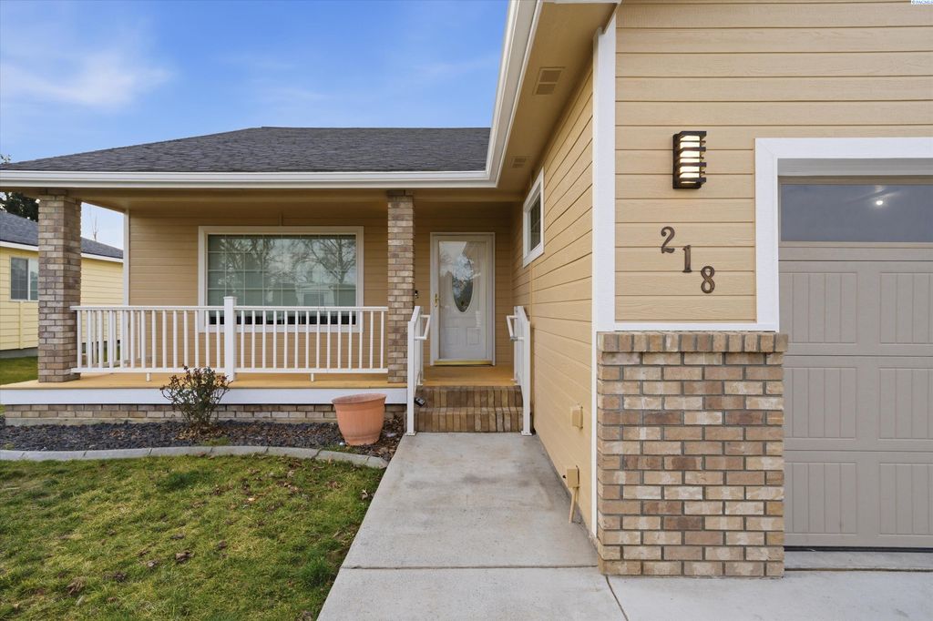 Photo of 218 Sun Willows Blvd, Pasco, WA 99301 (MLS # 290960)