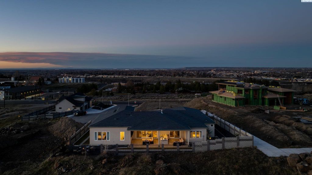 Photo of 946 Heidel Ct, Richland, WA 99352 (MLS # 290858)