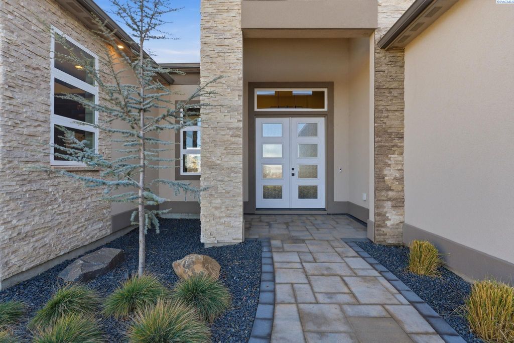 Photo of 946 Heidel Ct, Richland, WA 99352 (MLS # 290858)