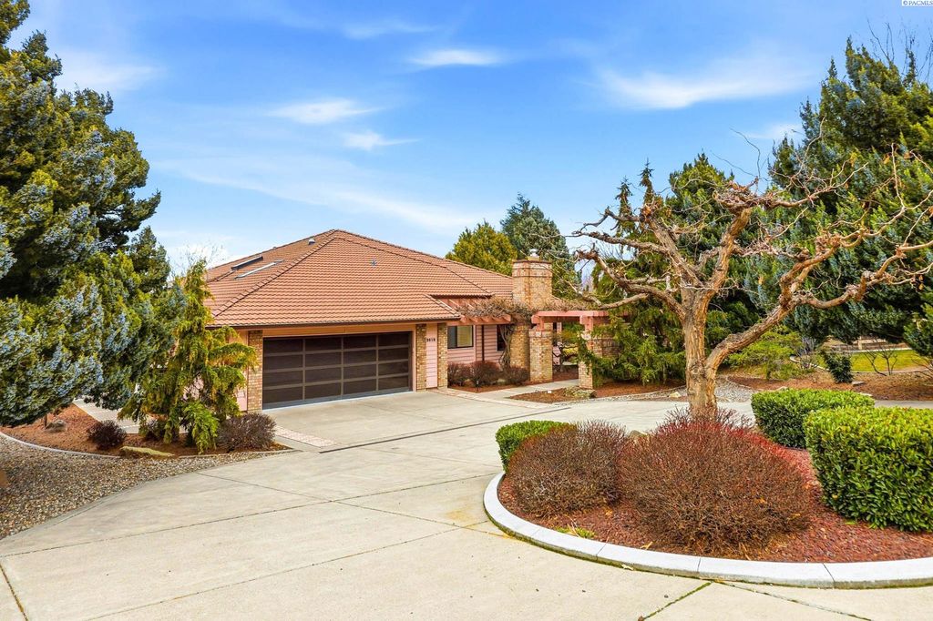 Photo of 2618 Quarterhorse Way, Richland, WA 99352 (MLS # 290523)