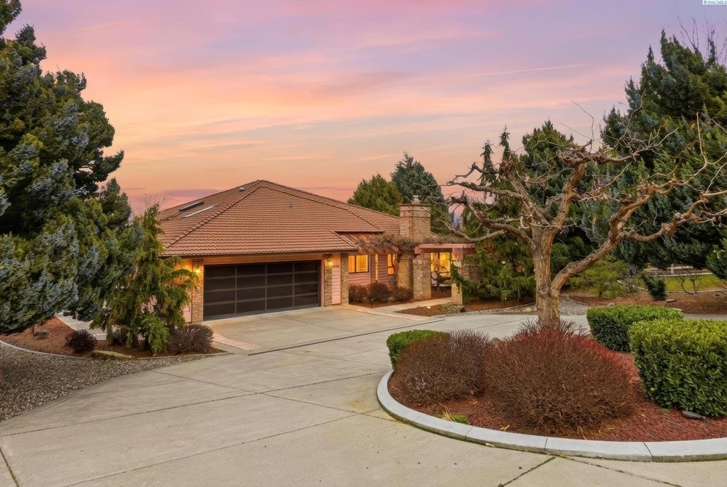 Photo of 2618 Quarterhorse Way, Richland, WA 99352 (MLS # 290523)