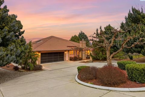 Photo of 2618 Quarterhorse Way, Richland, WA 99352 (MLS # 290523)