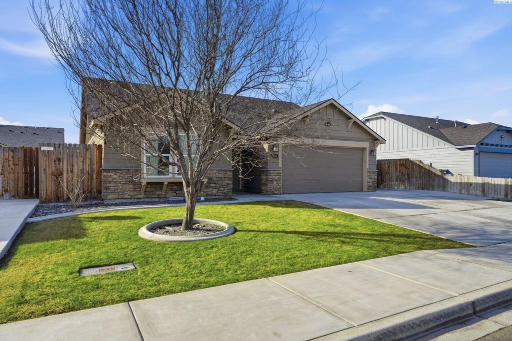 Photo of 5712 Middle Fork St, Pasco, WA 99301 (MLS # 290772)