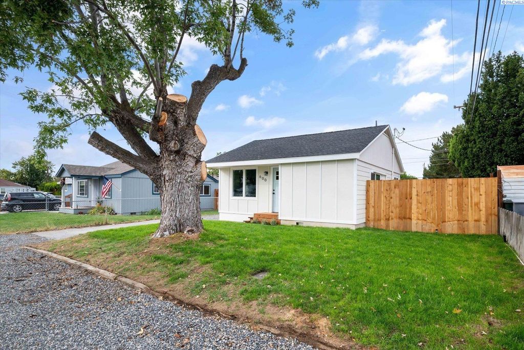 Photo of 600 Adams St, Richland, WA 99352 (MLS # 287993)