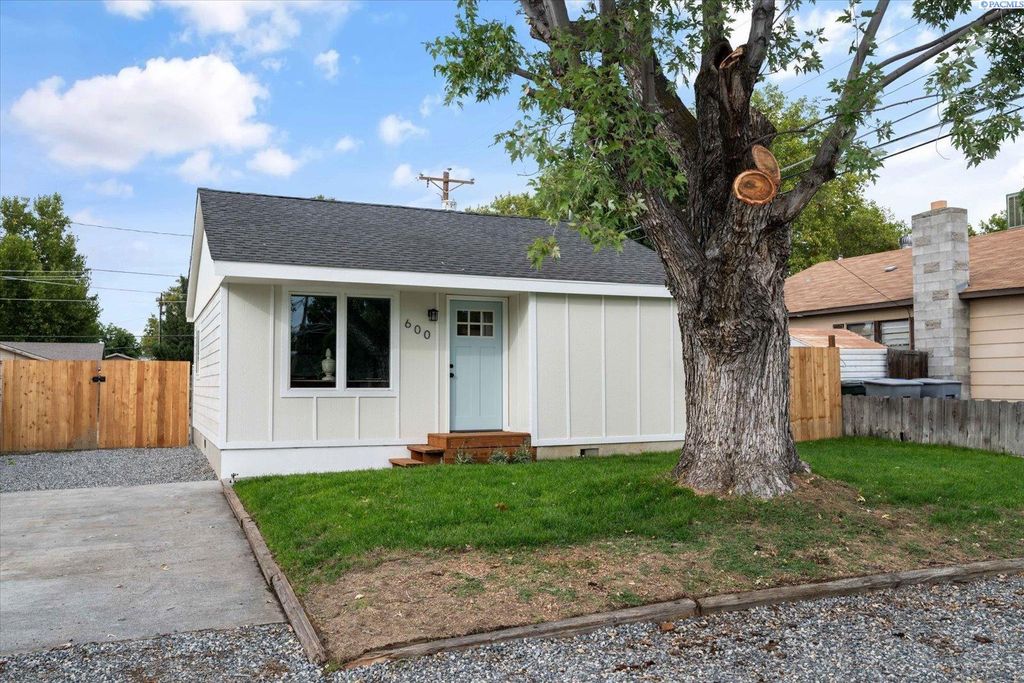 Photo of 600 Adams St, Richland, WA 99352 (MLS # 287993)