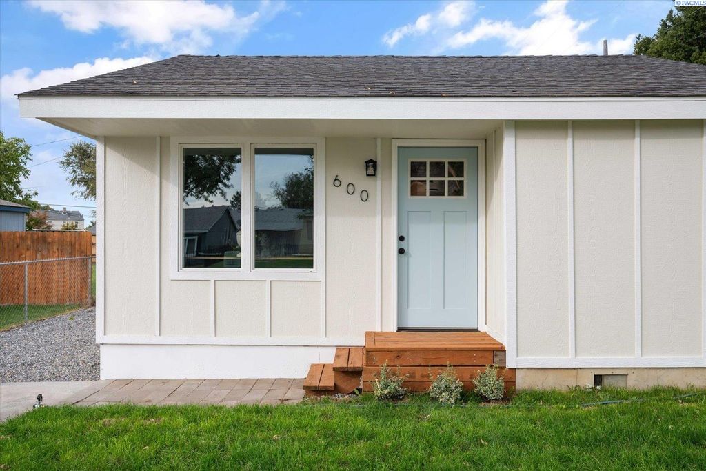 Photo of 600 Adams St, Richland, WA 99352 (MLS # 287993)