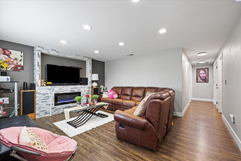 Photo of 8104 Spieden Dr, Pasco, WA 99301 (MLS # 289252)