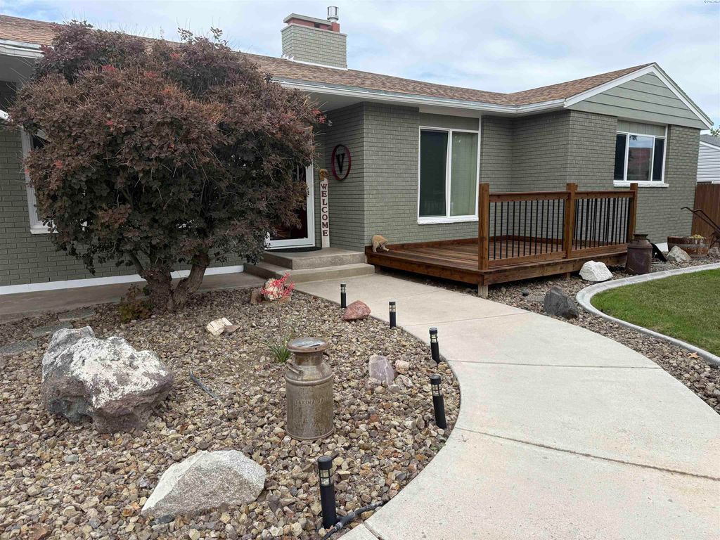 Photo of 1930 Benson Ave, Prosser, WA 99350 (MLS # 289633)