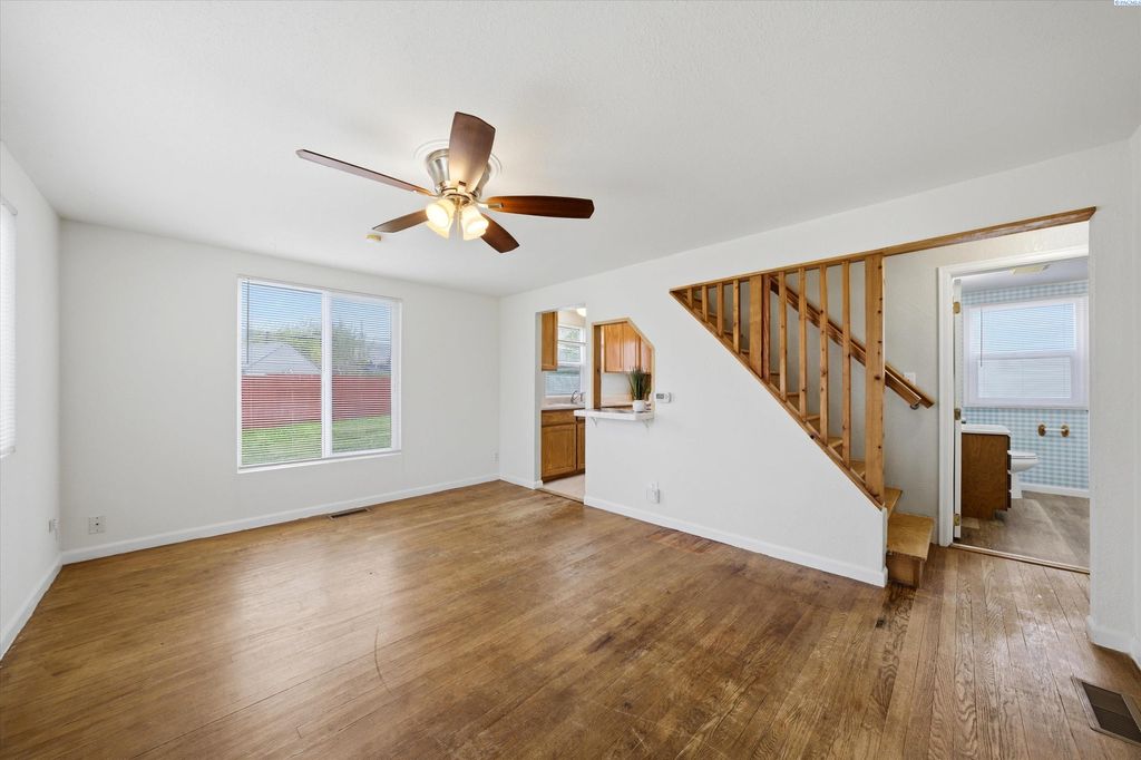 Photo of 803 9th St, Benton City, WA 99320 (MLS # 292157)