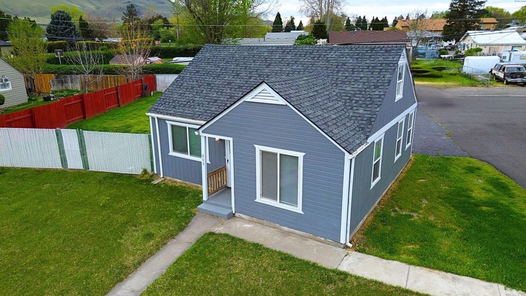 Photo of 803 9th St, Benton City, WA 99320 (MLS # 292157)