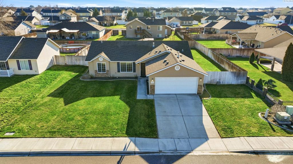 Photo of 5014 Seville Dr, Pasco, WA 99301 (MLS # 289865)