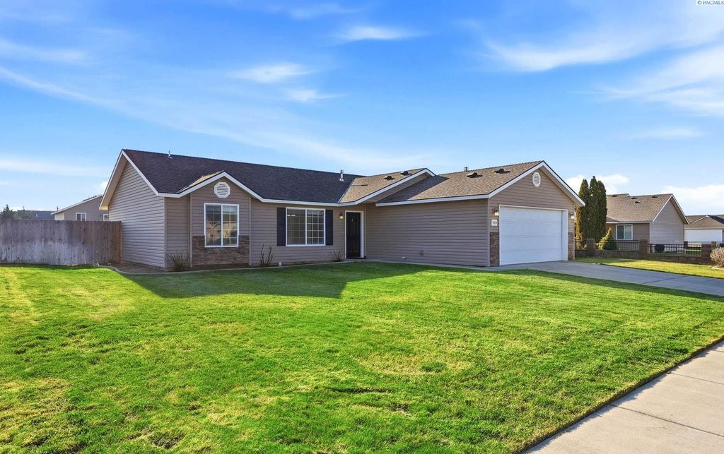 Photo of 5014 Seville Dr, Pasco, WA 99301 (MLS # 289865)