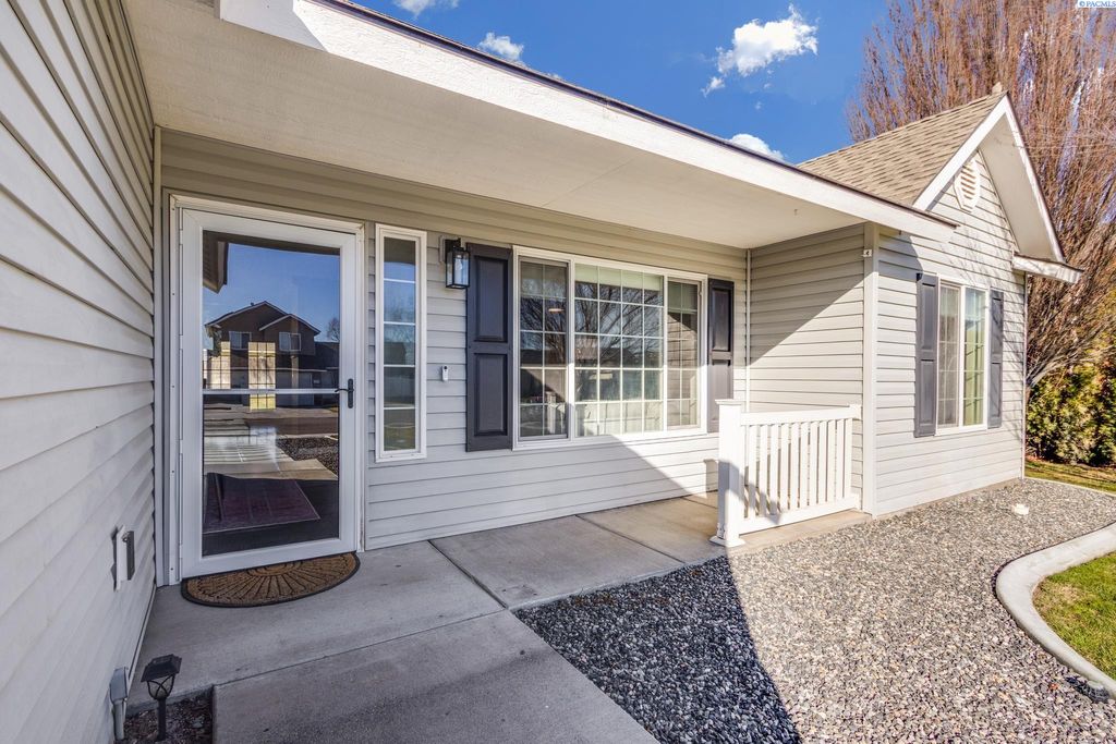 Photo of 4815 Catalonia Dr, Pasco, WA 99301 (MLS # 290868)