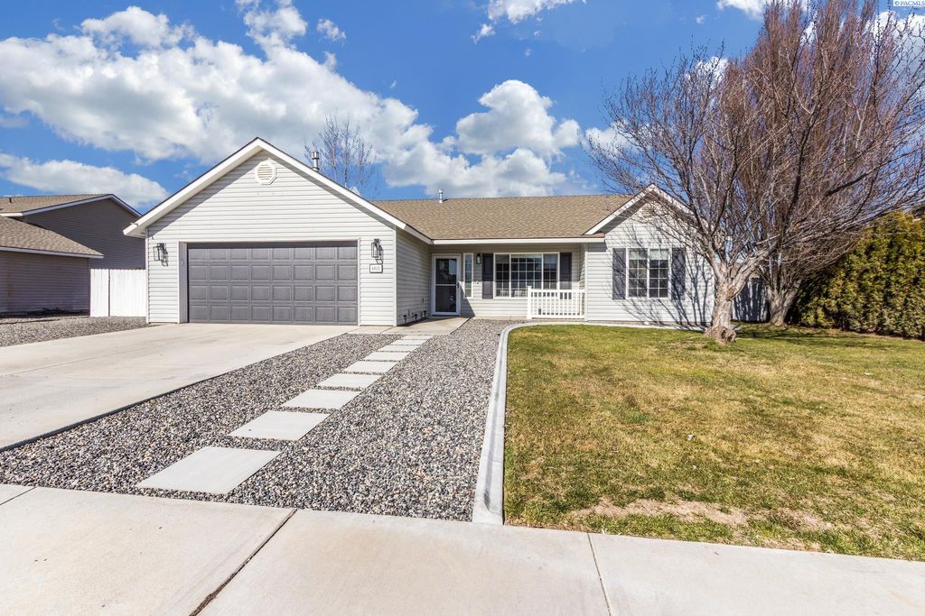 Photo of 4815 Catalonia Dr, Pasco, WA 99301 (MLS # 290868)