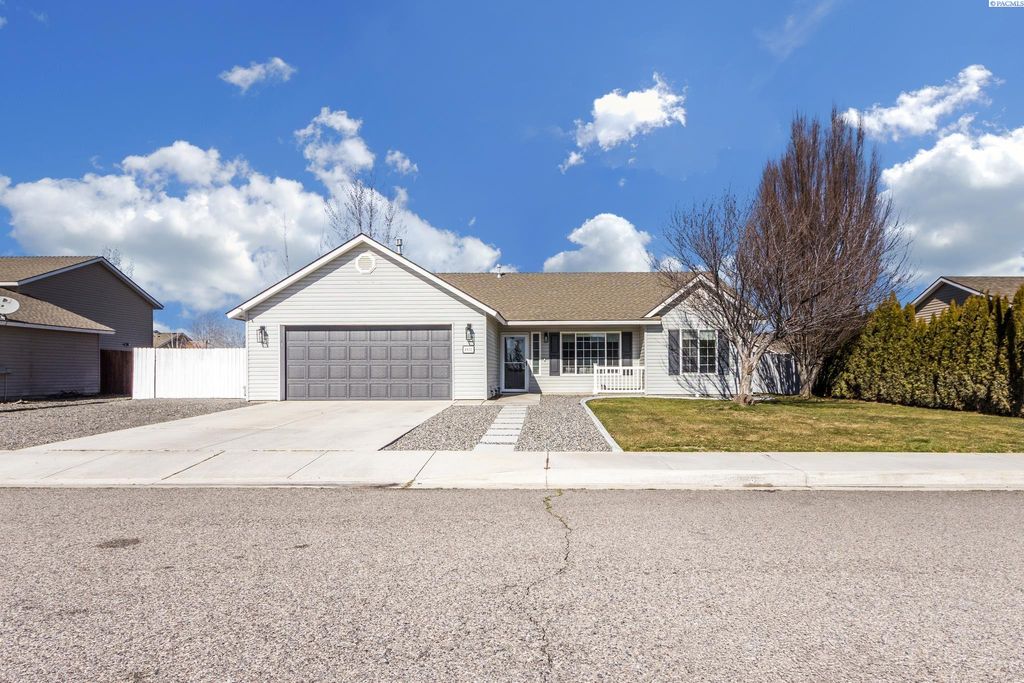 Photo of 4815 Catalonia Dr, Pasco, WA 99301 (MLS # 290868)