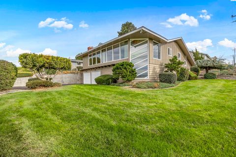Photo of 1235 Cherry Ave, Sunnyside, WA 98944 (MLS # 287908)