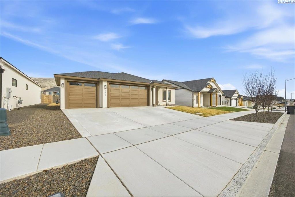 Photo of 3902 Barbera St, Richland, WA 99352 (MLS # 290128)
