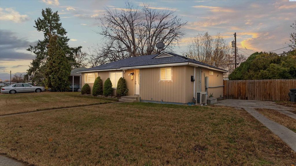 Photo of 626 S Everett St, Kennewick, WA 99336 (MLS # 289124)