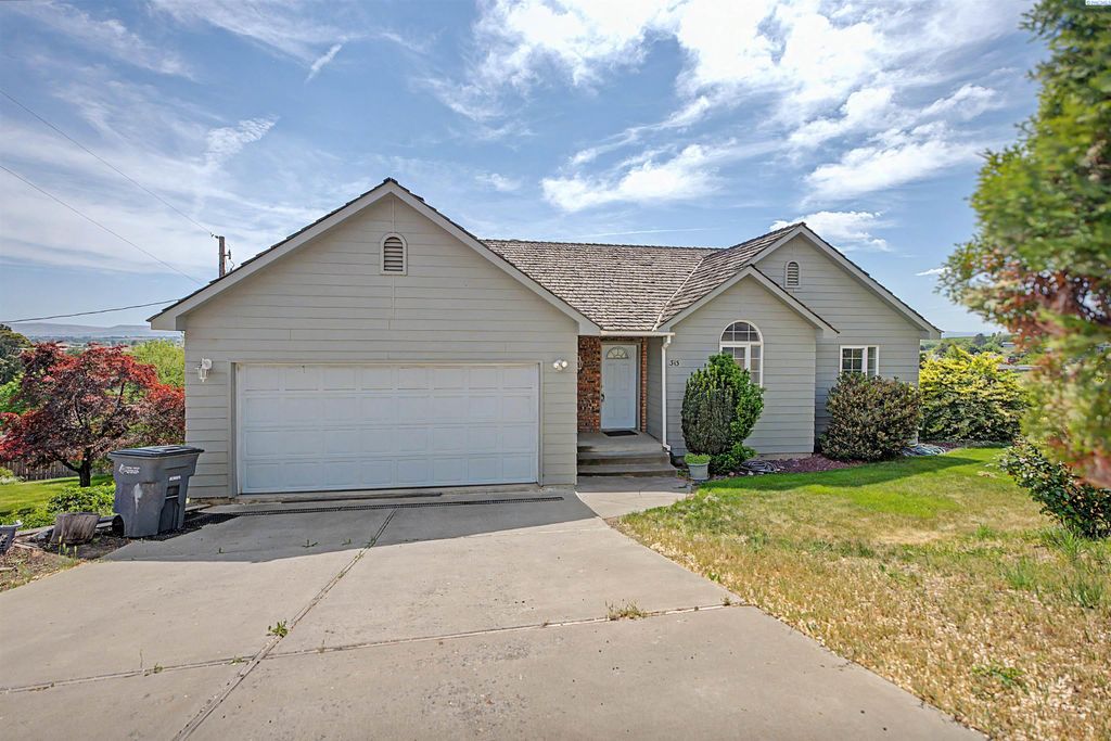 Photo of 313 Peach Ave, Sunnyside, WA 98944 (MLS # 292850)