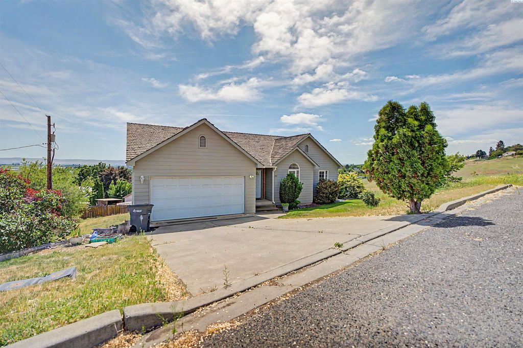 Photo of 313 Peach Ave, Sunnyside, WA 98944 (MLS # 292850)