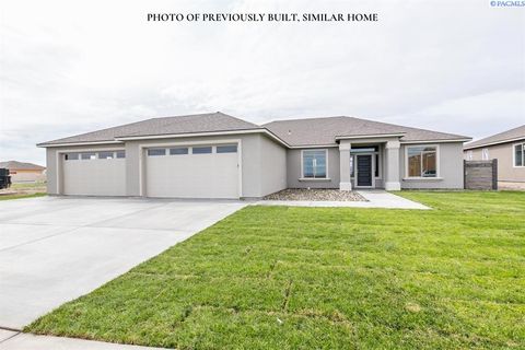 Photo of 6717 Lazy B Dr, Pasco, WA 99301 (MLS # 292382)