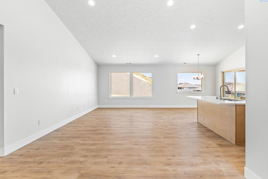 Photo of 2903 S Osborne St, Kennewick, WA 99338 (MLS # 292158)