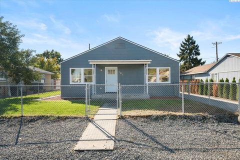 Photo of 505 Adams St, Richland, WA 99352 (MLS # 288053)