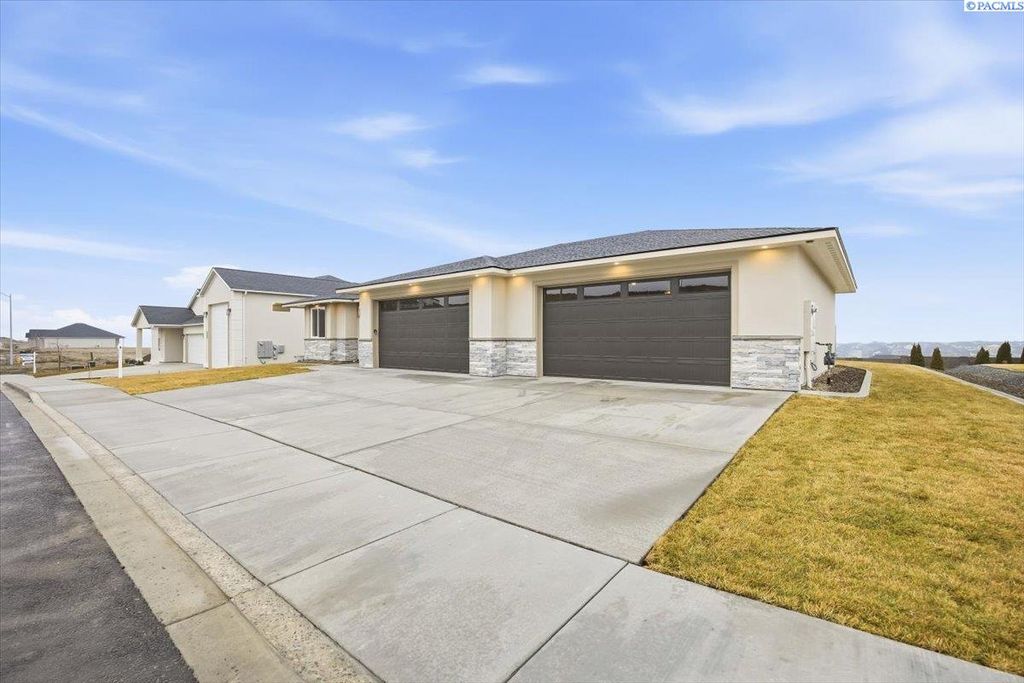 Photo of 825 Thebes St, West Richland, WA 99353 (MLS # 292076)