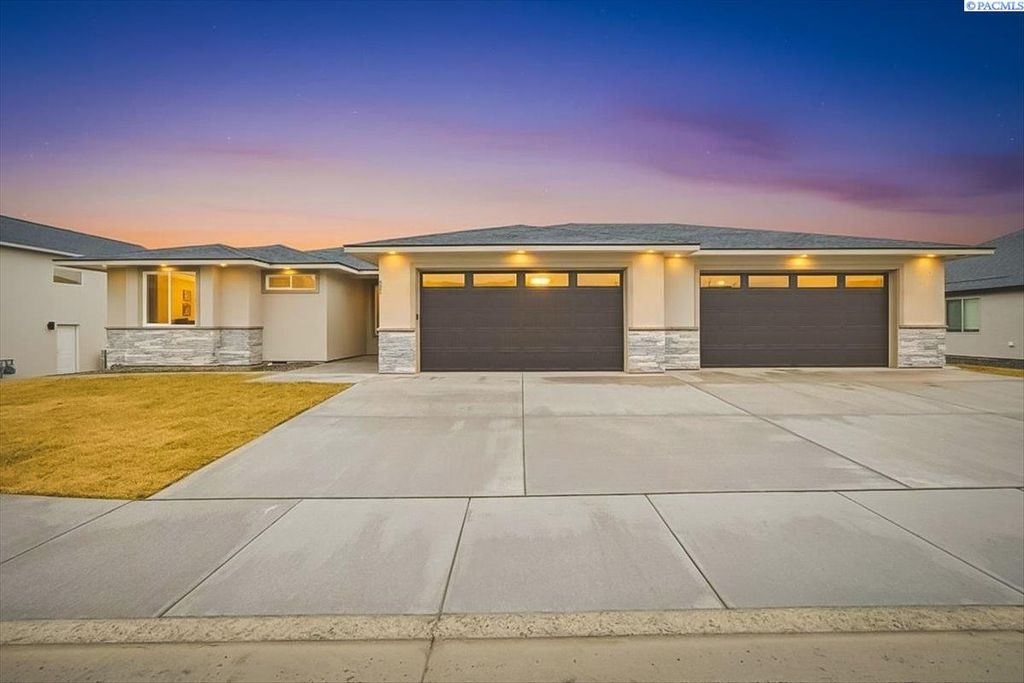 Photo of 825 Thebes St, West Richland, WA 99353 (MLS # 292076)