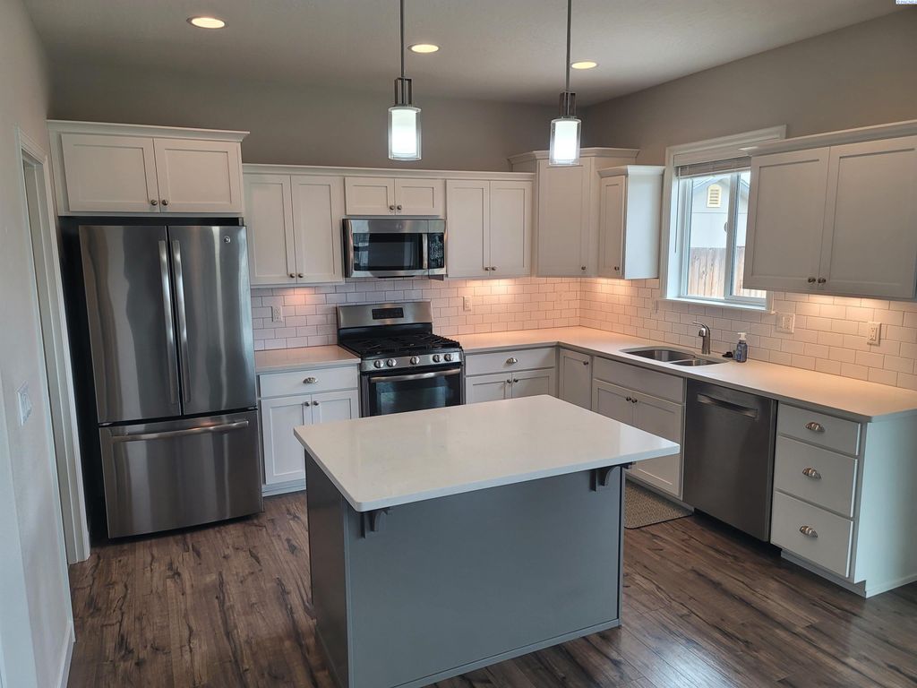 Photo of 6018 W 41st Avenue, Kennewick, WA 99338 (MLS # 291749)