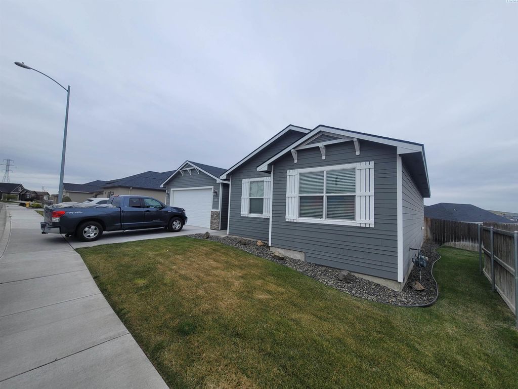 Photo of 6018 W 41st Avenue, Kennewick, WA 99338 (MLS # 291749)