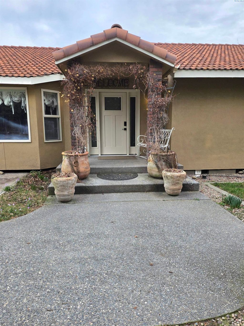 Photo of 1450 Adair Dr, Richland, WA 99352 (MLS # 290705)