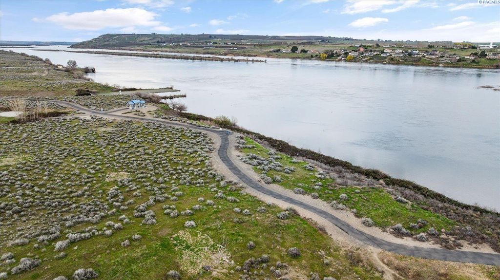 Photo of 3192 Willow Pointe Dr, Richland, WA 99354 (MLS # 291472)