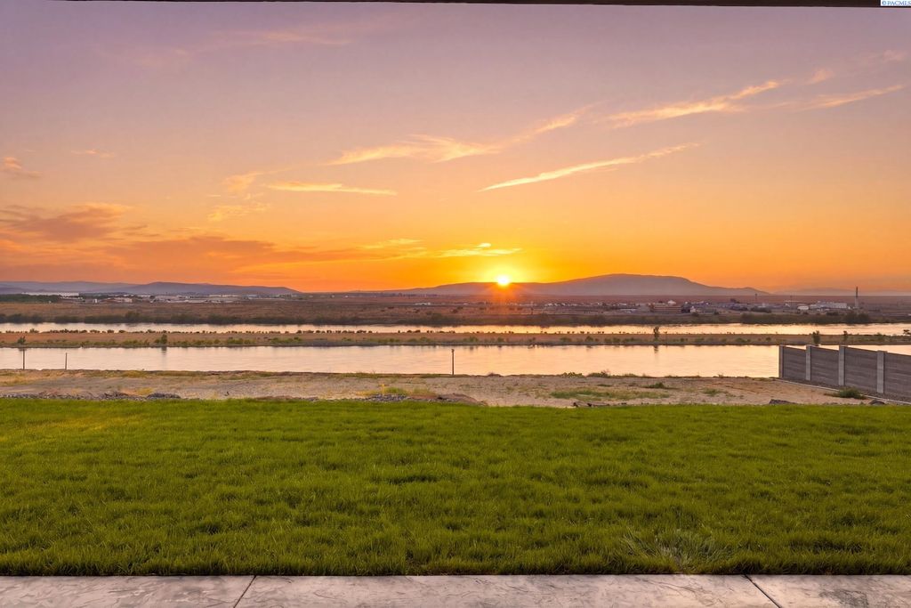 Photo of 359 Panoramic Dr, Pasco, WA 99336 (MLS # 292917)