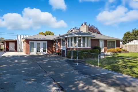 Photo of 414 S Dennis St, Kennewick, WA 99336 (MLS # 288068)