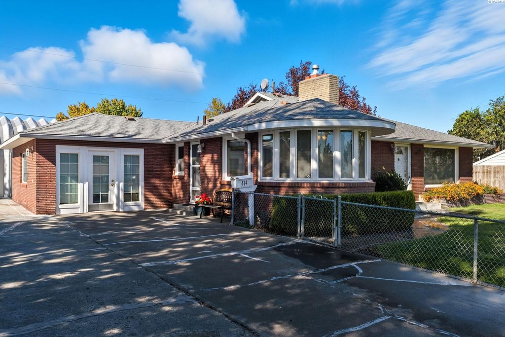 Photo of 414 S Dennis St, Kennewick, WA 99336 (MLS # 288068)
