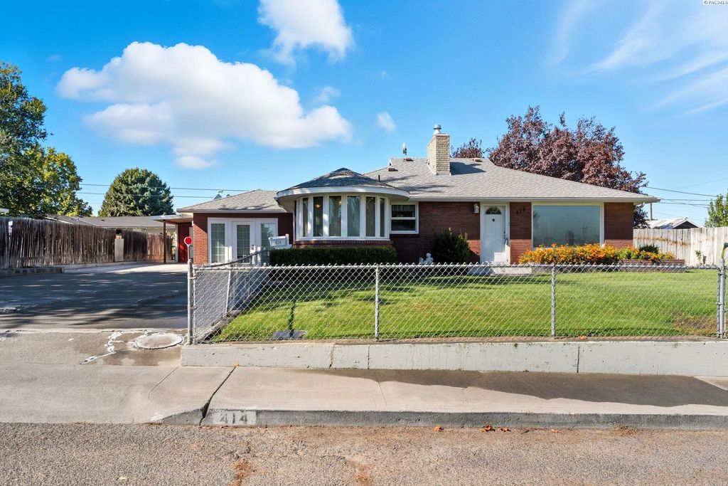 Photo of 414 S Dennis St, Kennewick, WA 99336 (MLS # 288068)