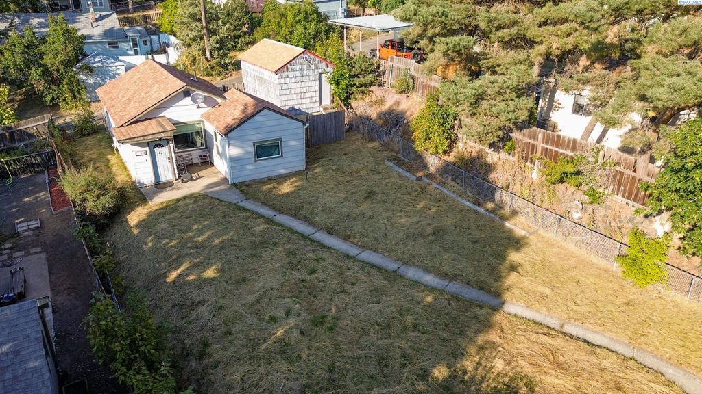 Photo of 332 NW Webb St, Pullman, WA 99163 (MLS # 287811)
