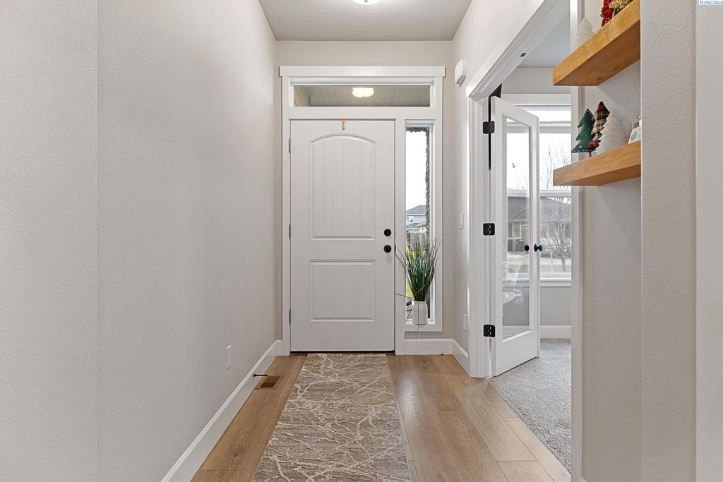 Photo of 8215 Ashen Dr, Pasco, WA 99301 (MLS # 289277)