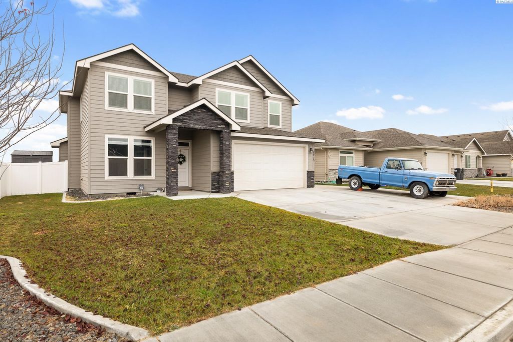 Photo of 8215 Ashen Dr, Pasco, WA 99301 (MLS # 289277)