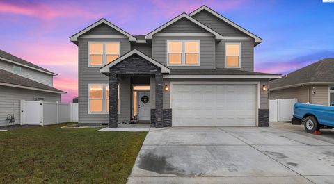 Photo of 8215 Ashen Dr, Pasco, WA 99301 (MLS # 289277)
