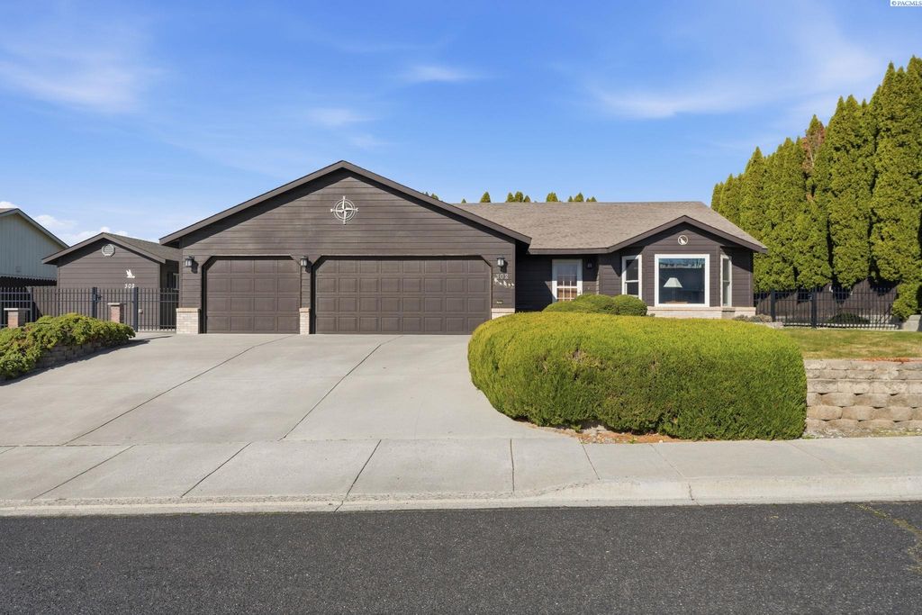 Photo of 302 W 50th Ave, Kennewick, WA 99337 (MLS # 290952)