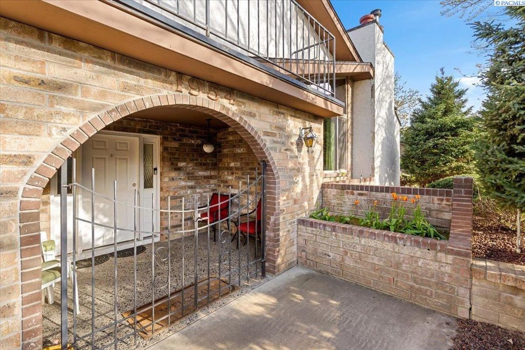 Photo of 1954 Orchard Way, Richland, WA 99352 (MLS # 291848)