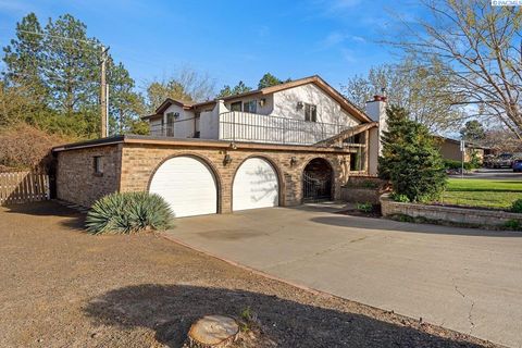 Photo of 1954 Orchard Way, Richland, WA 99352 (MLS # 291848)