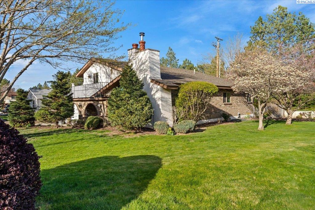 Photo of 1954 Orchard Way, Richland, WA 99352 (MLS # 291848)