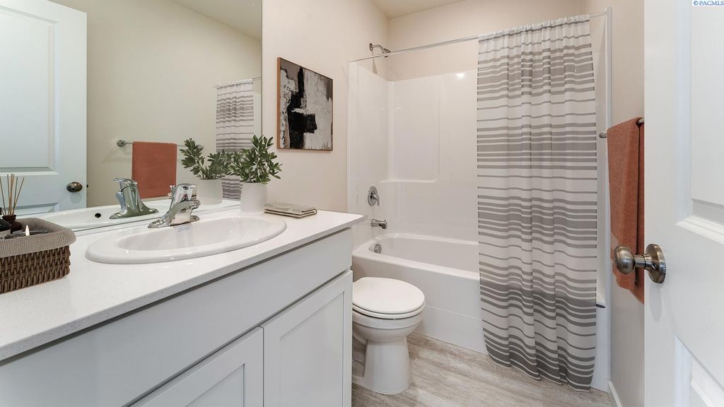 Photo of 11316 Buckingham Dr, Pasco, WA 99301 (MLS # 291062)