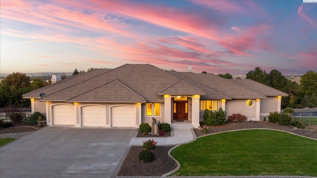 Photo of 2630 Quarterhorse Way, Richland, WA 99352 (MLS # 292298)